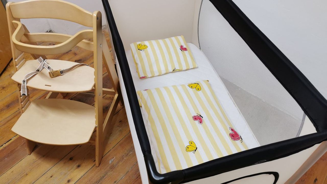 Babybett und Kinderstuhl Babybett und Kinderstuhl
